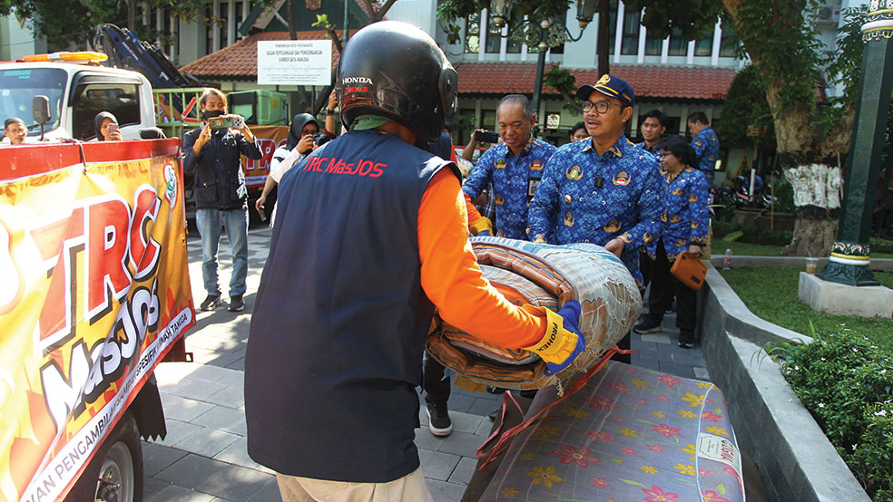 ATASI SAMPAH KHUSUS: Wali Kota Jogja Hasto Wardoyo mengangkut sampah khusus berupa kasur bekas saat peluncuran Tim Reaksi Cepat Masyarakat Jogja Olah Sampah (Mas Jos),