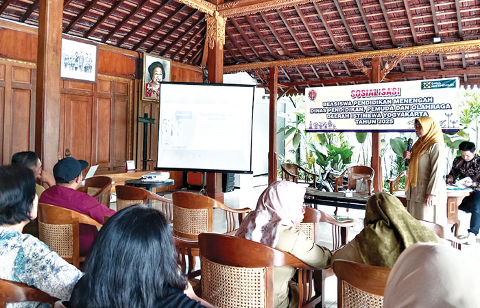 Ada tiga jenis beasiswa pendidikan menengah yang disiapkan Pemda DIY. Sosialisasi terkait itu berlangsung di Pendapa Krido Manunggal Sinduharjo, Ngaglik, Sleman, kemarin (22/9).