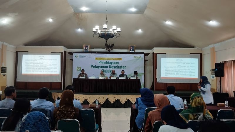FOKUS: Pemateri sedang memaparkan profil RSUD Panembahan Senopati saat forum konsultasi publik Selasa (23/9).