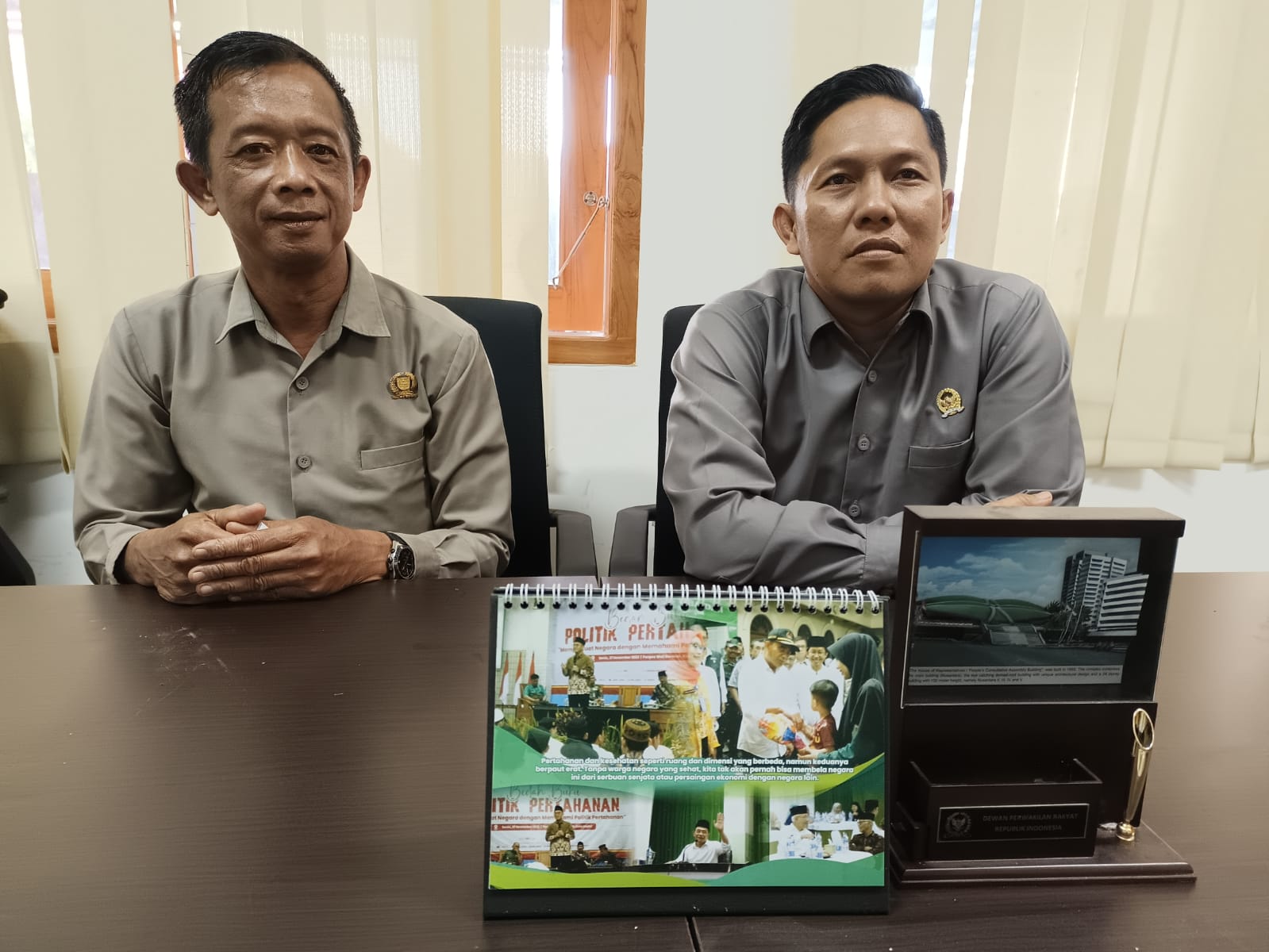 Sekretaris Komisi D DPRD Kebumen Solihudin (kanan) didampingi anggota komisi Amin Lukmantoro (kiri). (M Hafied/Radar Jogja)  &nbsp;