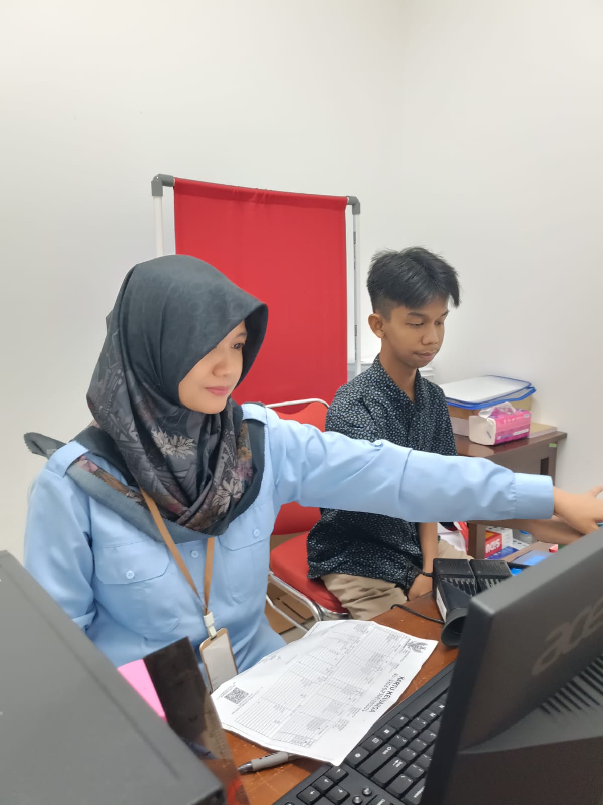 Warga Borobudur memanfaatkan layanan kependudukan dari disdukcapil yang diselenggarakan bersamaan dengan Ruang Aspirasi Bupati, Selasa (23/9).