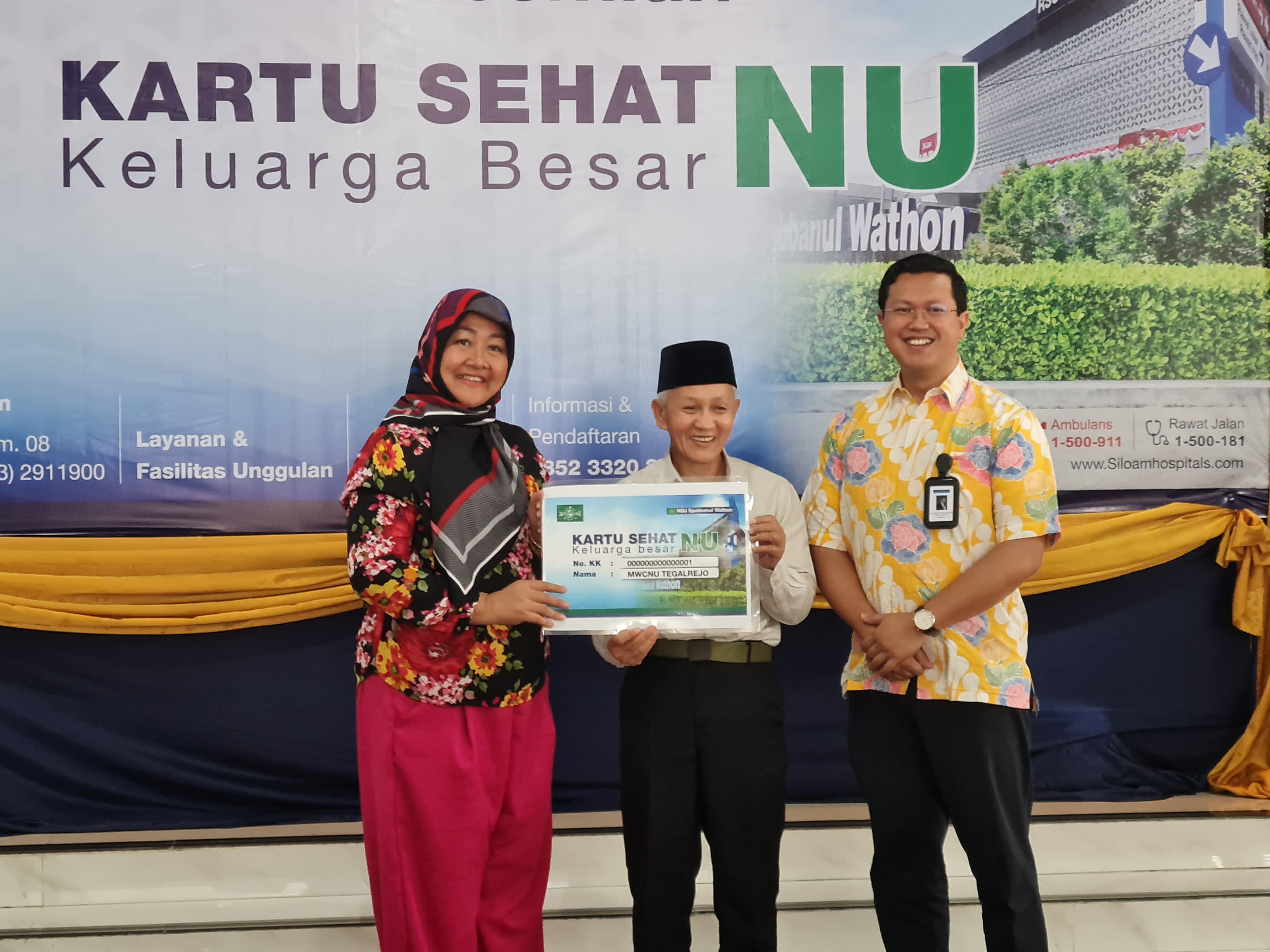 CEO bersama Direktur RSUD Syubbanul Wathon saat menyerahkan  Kartu Sehat NU,&nbsp;  Bertahap di Enam Kecamatan, Ada Sejumlah Fasilitas