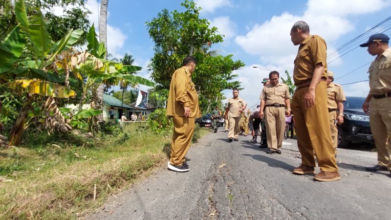 BERGELOMBANG: Bupati Kulon Progo meninjau Jalan Cerme-Gotakan yang segera mendapat perbaikan.