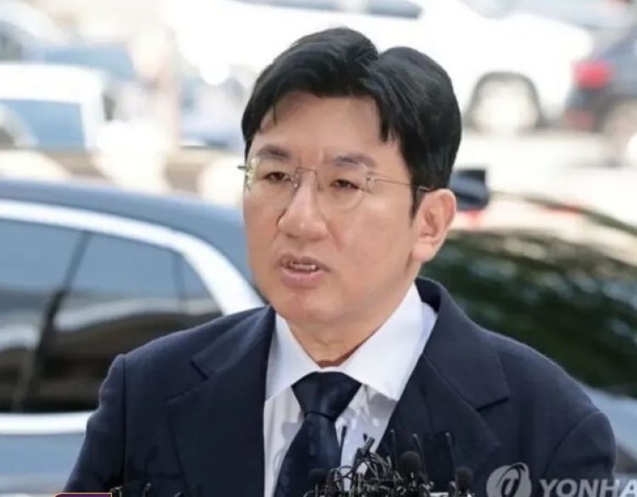 Bang Si-hyuk, Ketua HYBE, kembali menjalani pemeriksaan polisi kedua terkait dugaan transaksi illegal, (sumber dari akun Instagram fyi. Korea)