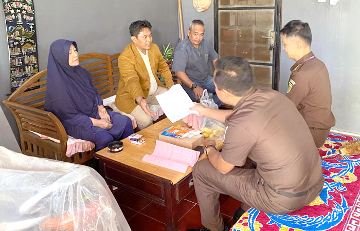 TERHENTI: Tim Kejati DIY saat menangkap pelaku Ciptadi Haryo Prabowo di rumah ibunya, Dusun Sambego, Maguwoharjo, Sleman.