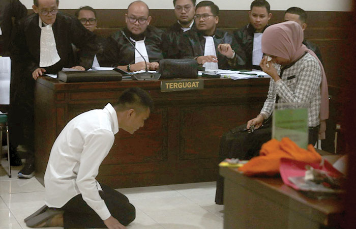 BERTEMU: Terdakwa Christiano Pengarapenta Pengidahen Tarigan berlutut minta maaf ke ibunda almarhum Argo di PN Sleman, Selasa (23/9/2025).