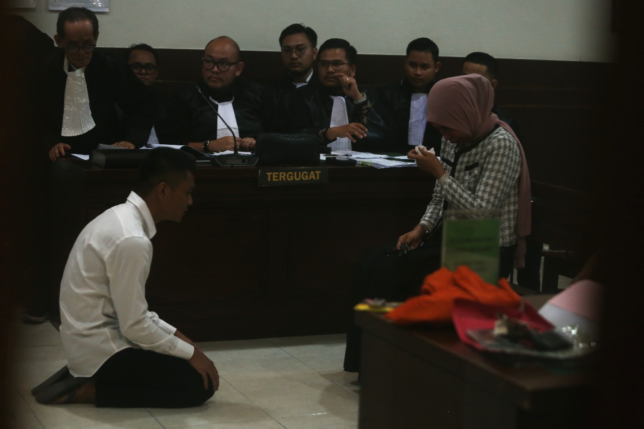 Christiano Langsung Bersimpuh Minta Maaf saat Bertemu Ibu Argo&nbsp;di Persidangan