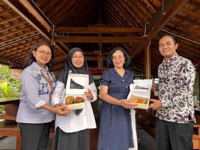 PRODUK LOKAL: Tim pengabdian masyarakat UWM menunjukan lapis legit batik khas Banyuraden. Roti itu punya nilai ekonomi tinggi dan peluang pasar yang luas.