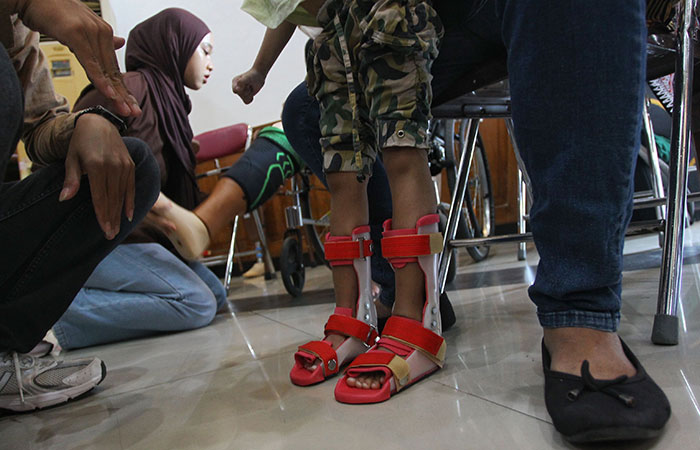 Seorang bocah penyandang disabilitas mencoba alat bantu kaki palsu yang mereka terima dari program jaminan kesehatan khusus (Jamkesus) terpadu, di Balai Kota Jogja, kemarin (23/9).