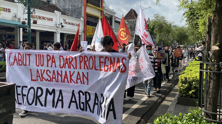 Gerakan Nasional Pendidikan (GNP) Yogyakarta menggelar aksi di Gedung DPRD DIJ dan Titik Nol Kilometer Jogja, Rabu (24/9/2025).