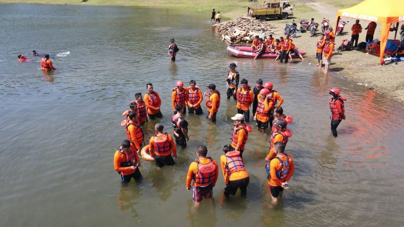 ASAH KEMAMPUAN: BPBD Kebumen memberikan pelatihan water rescue kepada relawan di Waduk Sempor Rabu (24/9).