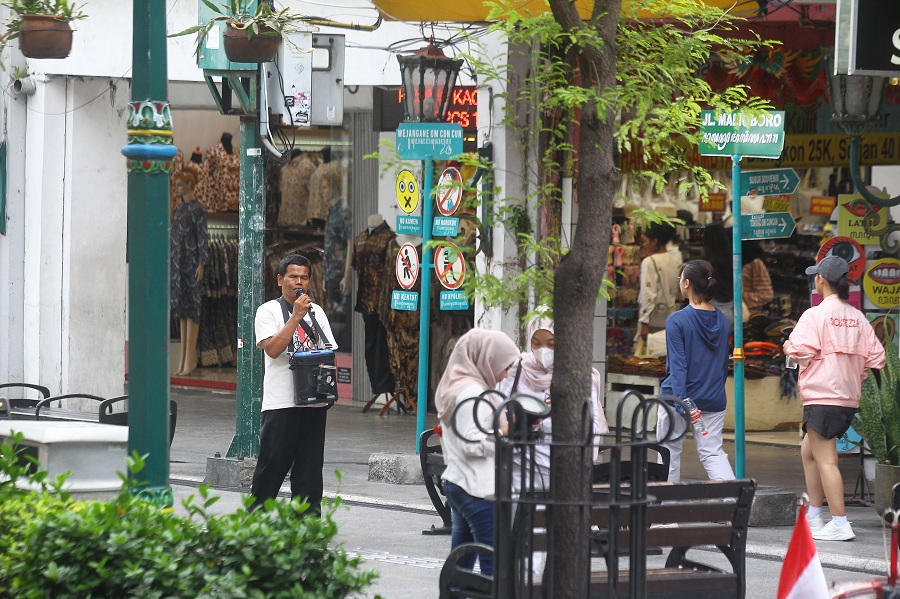 Pengamen tunanetra menyusuri guiding block saat mengamen  di kawasan pedestrian Malioboro, Kota Jogja, kemarin (24/9/2025).