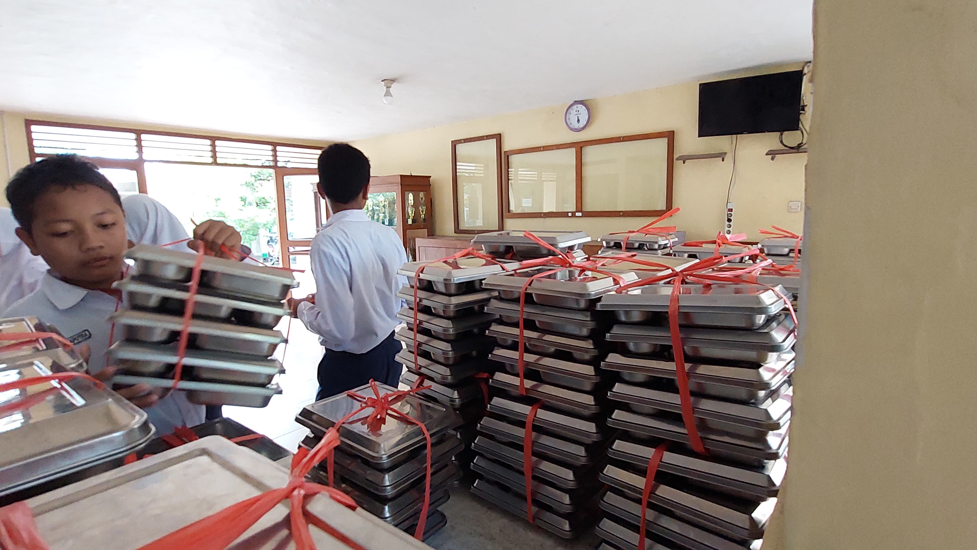 Siswa SMPN 3 Wates menumpuk ompreng MBG yang telah ludes isinya.