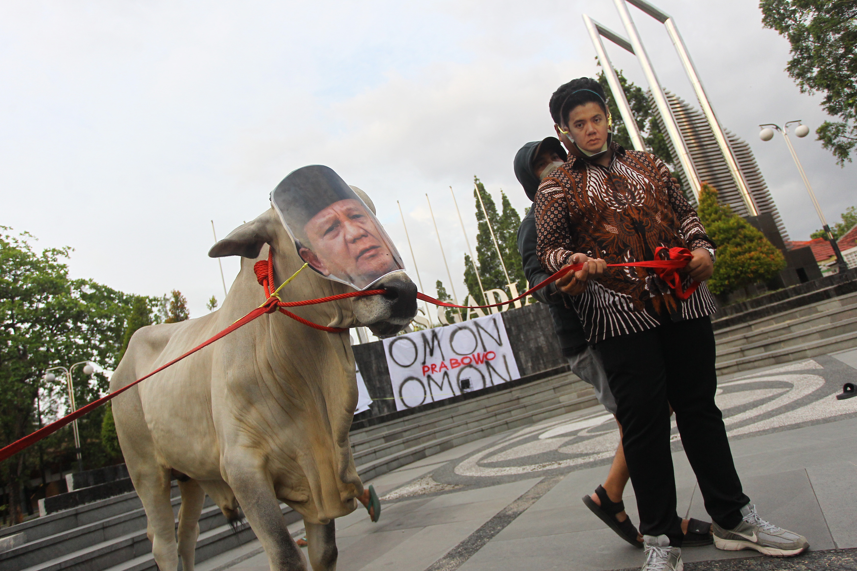 Bawa Sapi dengan Topeng Presiden Prabowo, BEM KM UGM Sebut MBG sebagai Genosida Nutrisi