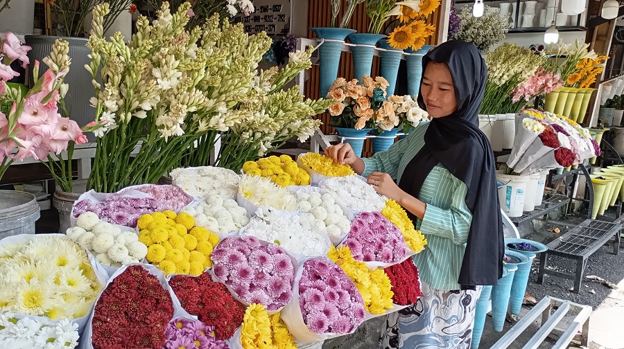 Salah satu karyawan Melati Florist di Jalan Ahmad Jazuli, Kotabaru, Kota Jogja yang terdampak langsung membludaknya Depo RRI pada Rabu (24/9/2025).  &nbsp;