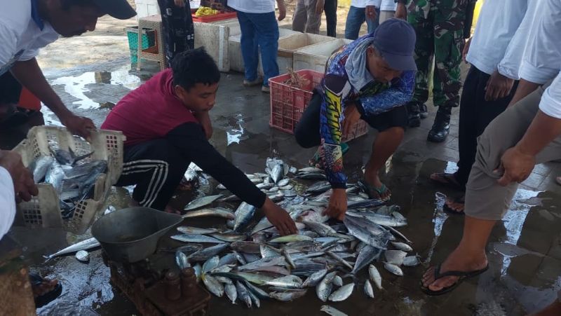 RAMAI: Nelayan Pantai Bugel menjual ikan tangkapan di TPI Bugel.&nbsp;