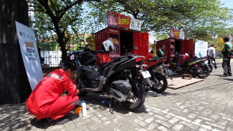 SERVIS: Puluhan Ojol memanfaatkan ganti oli gratis program launching Z-Auto.&nbsp;