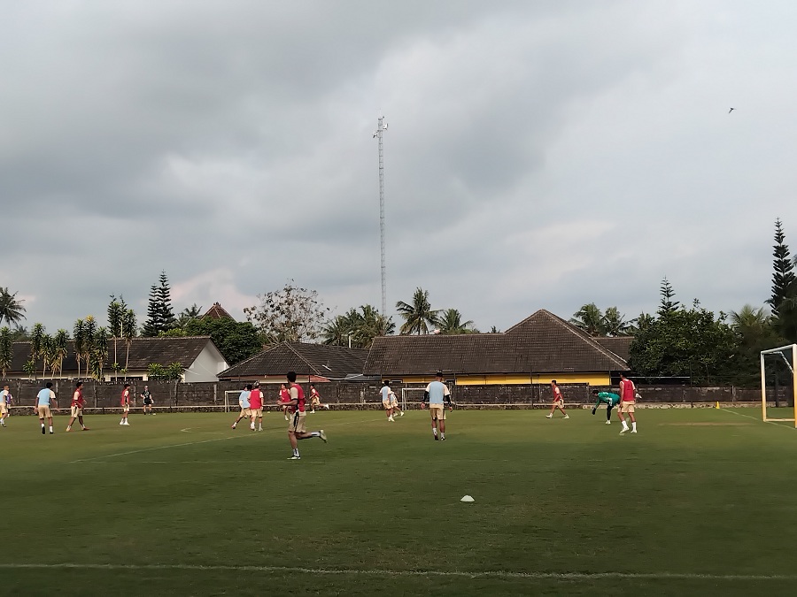 Para pemain PSS Sleman saat menjalani latihan rutin di Lapangan Pakembinangun, Sleman, Rabu (24/9/2025).