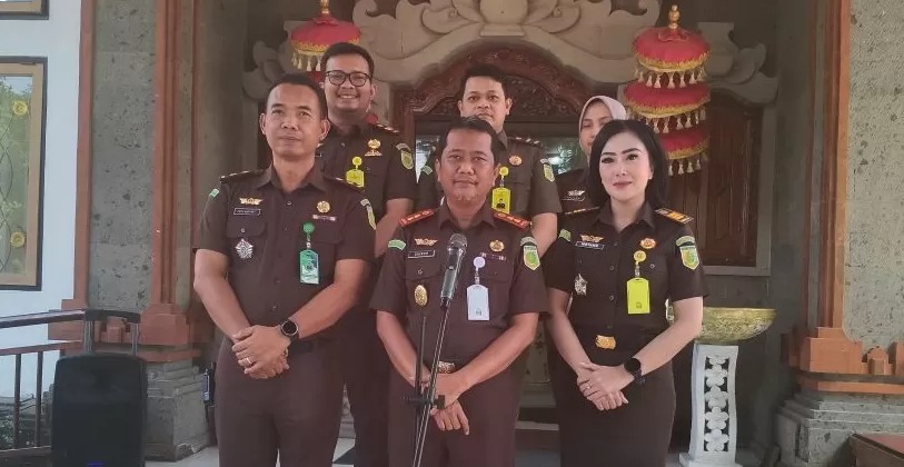 Gambar: Kajari Tabanan, Zainur Arifin Syah didampingi Kasi Perdata dan Tindak Pidana PTUN, Mayangtari Parangin Angin, serta Kasi Intel I Putu Nuryanto di Kantor Kejari Tabanan