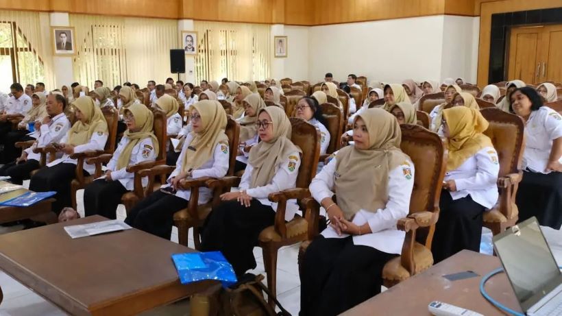 PAPARAN: Wali Kota Magelang memberikan arahan kepada kepala sekolah dan guru di Aula Adipura Kencana, Rabu (24/9).