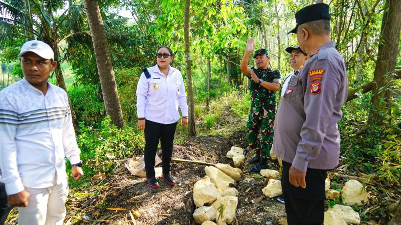 Bupati Gunungkidul meninjau pembangunan talud di bantaran Sungai Prebutan Padukuhan Karangmojo A, Kalurahan Grogol, Kapanewon Paliyan pada Rabu (24/9).