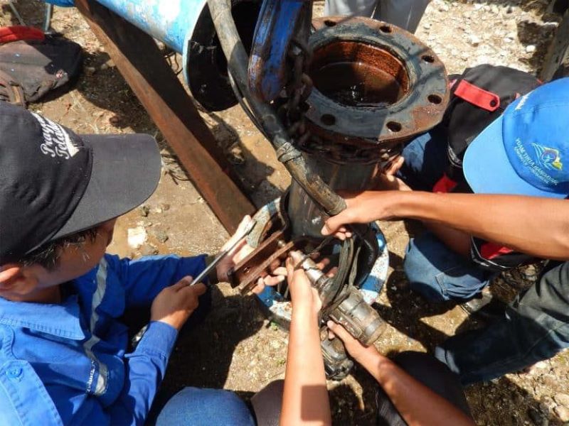 Pemasangan SWL di sumur bor Rusunawa Kalurahan Karangrejek, Kapanewon Wonosari, Gunungkidul pada Rabu (24/9).