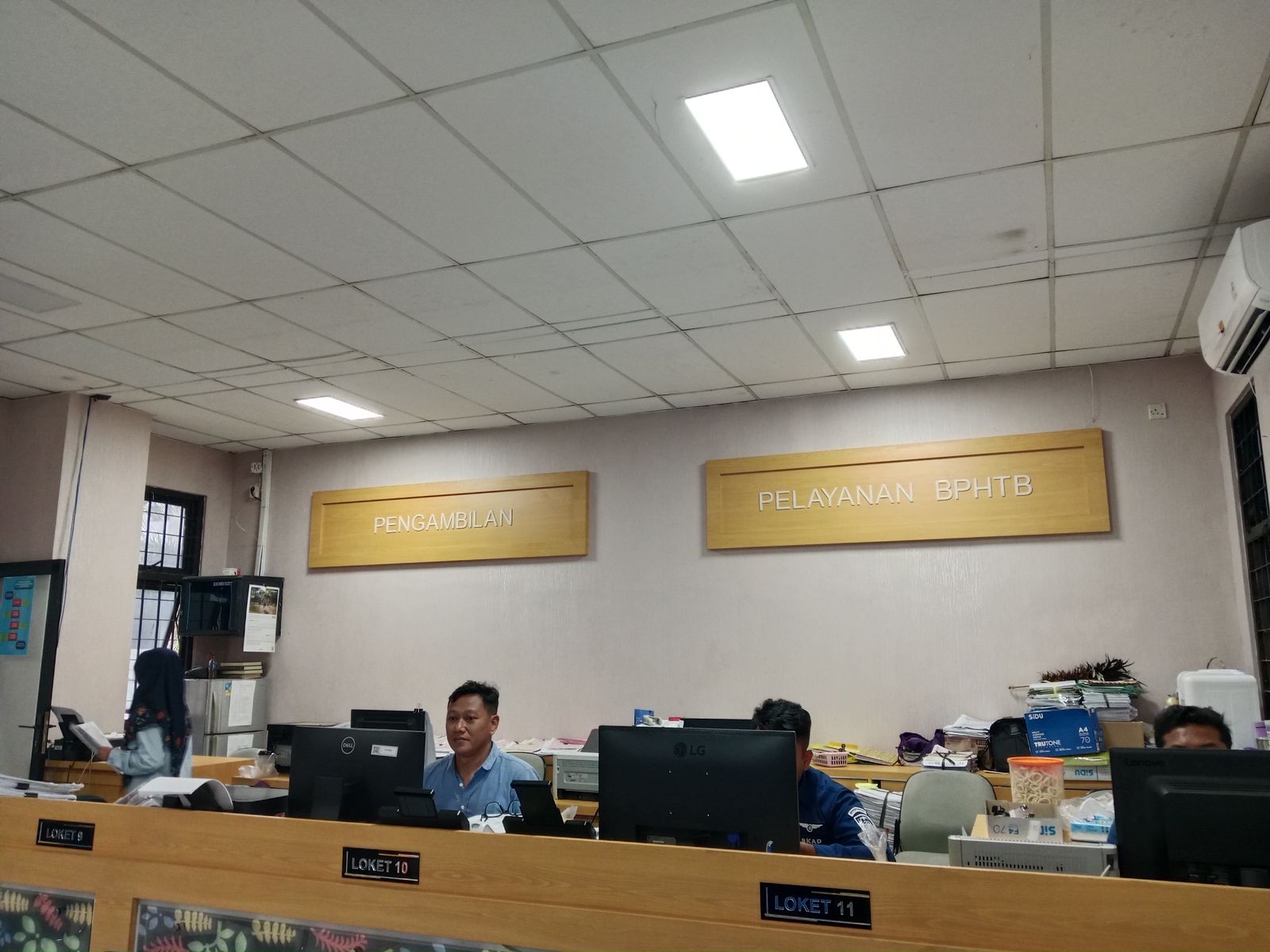 Petugas pelayanan di Kantor BKAD Sleman