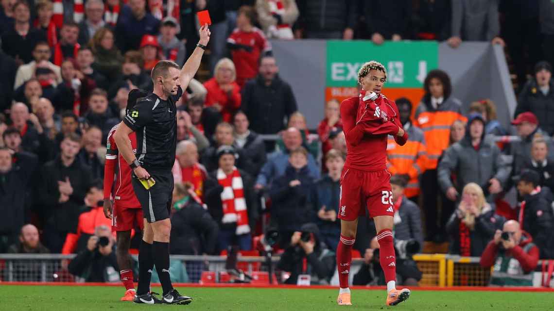 Penyerang Liverpool, Hugo Ekitike diganjar kartu merah setelah selebrasi berlebihan dan mendapatkan kartu kuning kedua