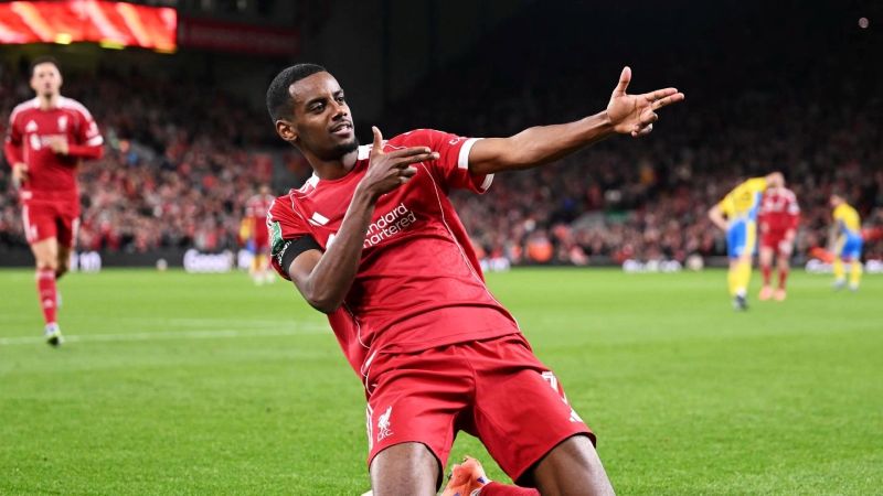 Selebrasi Alexander Isak setelah mencetak gol pertamanya bagi Liverpool