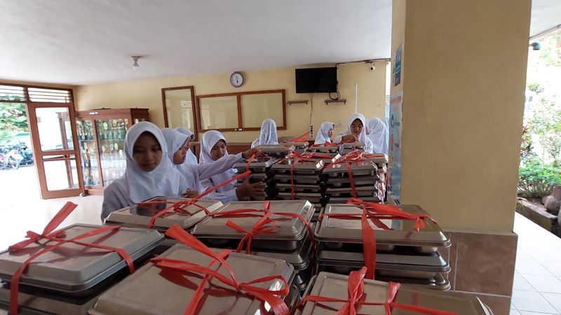 RAPI: Siswa SMPN 3 Wates menumpuk ompreng MBG yang telah ludes isinya.&nbsp;