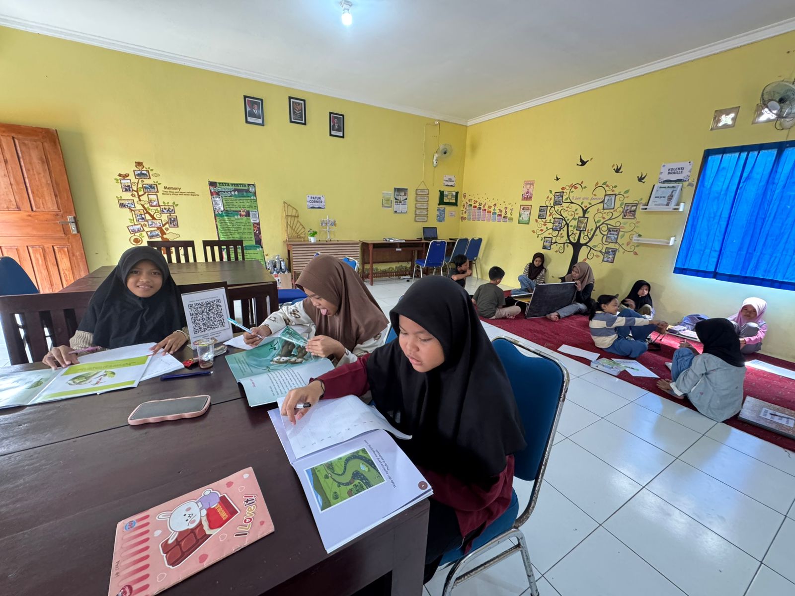 Aktivitas sore hari di Perpustakaan Melati Kalurahan Patuk anak-anak desa menghabiskan waktu bermain di perpustakaan.&nbsp;