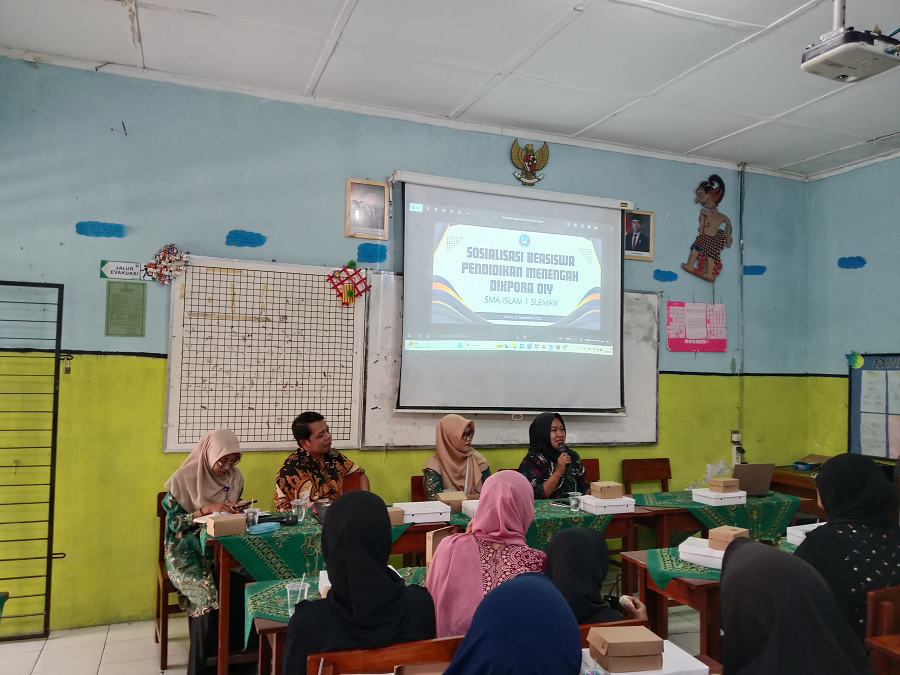 Kegiatan sosialisasi beasiswa pendidikan.