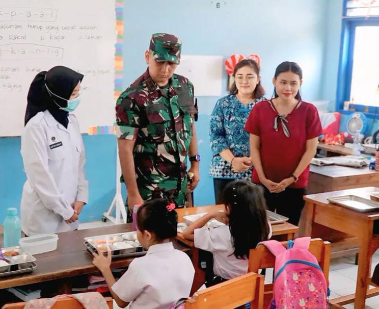 Komandan Kodim 0730 Gunungkidul Roni Hermawan sedang memantau pendistribusian MBG di SD Kanisius Wonosari pada Kamis (25/9).
