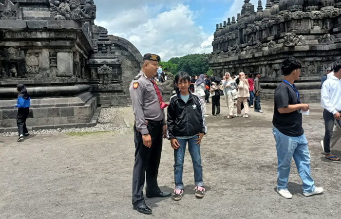 AMAN DAN NYAMAN: Anggota Pam Obvit Sat Samapta Polresta Sleman saat pengamanan dan pemeriksaan barang bawaan pengunjung di kawasan TWC Prambanan.