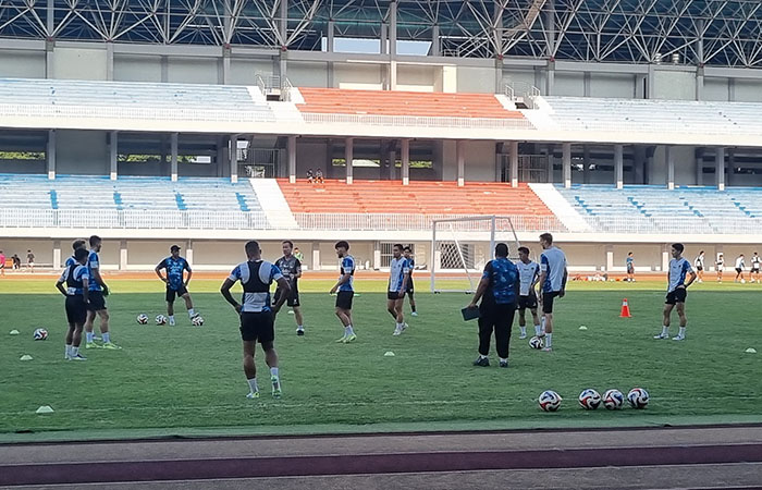Para pemain PSIM Jogja saat menjalani latihan rutin di Stadion Mandala Krida Jogja.