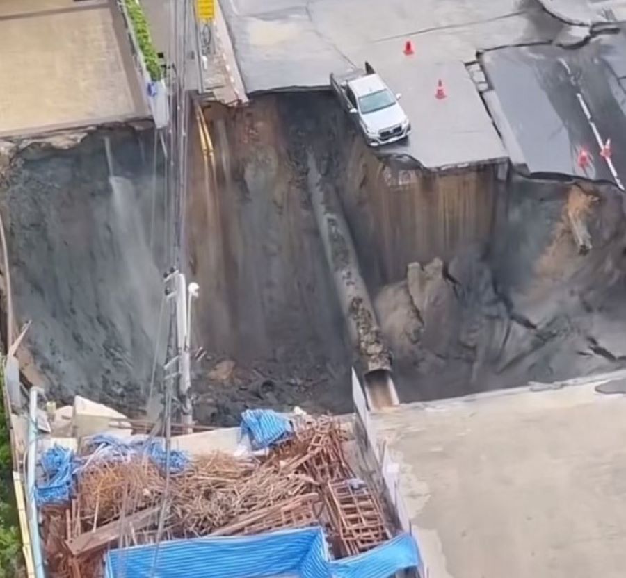Tangkapan layer video viral di media sosial memperlihatkan amblasnya jalan di padat pemungkiman