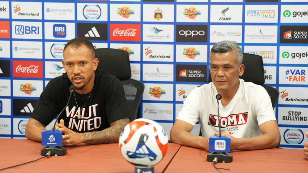 Pelatih Malut United, Hendri Susilo (kanan) didampingi oleh Gustavo Franca (kiri) dalam sesi pers pre-match BRI Super League melawan Bhayangkara FC