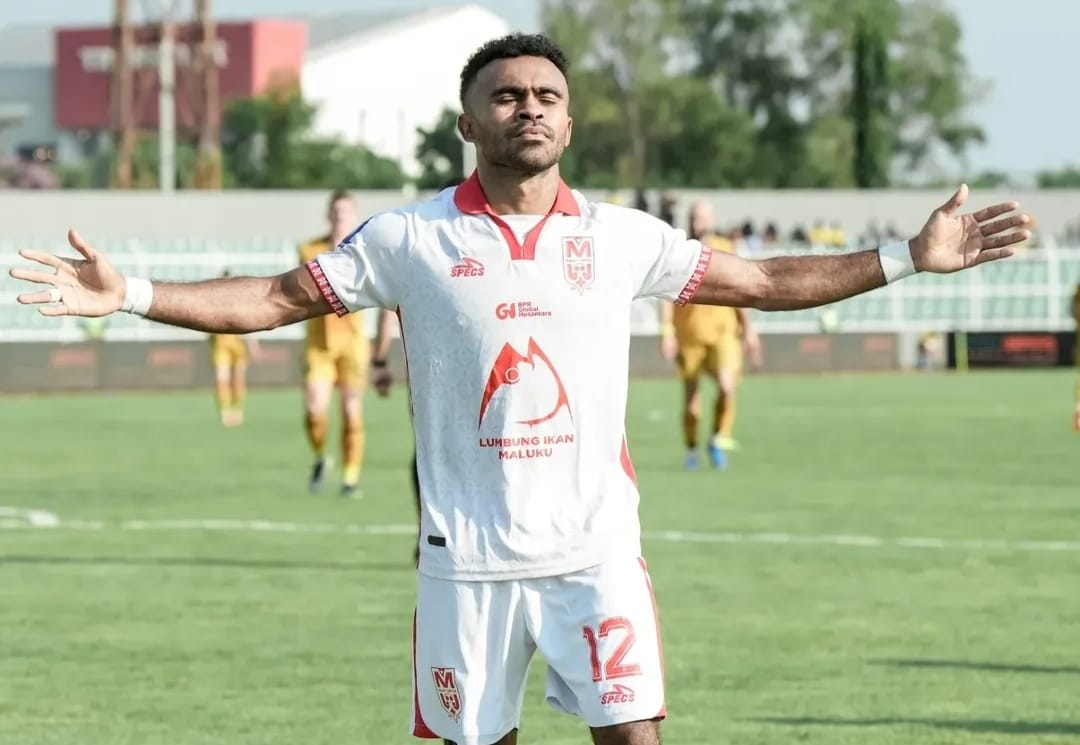 Selebrasi Yakob Sayuri setelah mencetak gol kemenangan Malut United atas Bhayangkara FC
