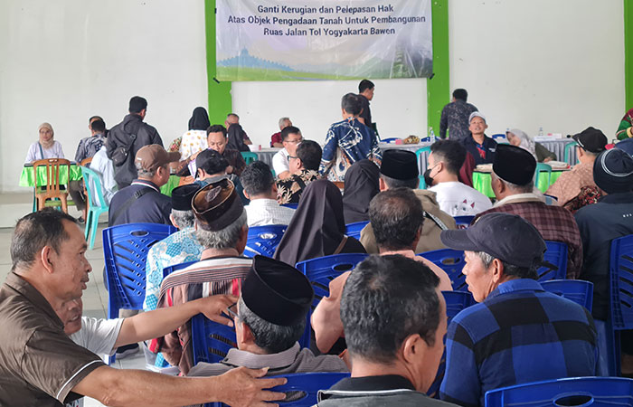 ANTRE: Warga tengah menunggu pembayaran uang ganti rugi(UGR) di GOR Desa Candiretno, Secang, kemarin (25/9).