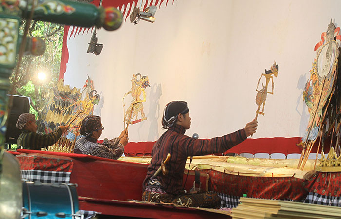 Tiga dalang memainkan wayang secara bersama-sama dalam gelaran Jogja International Heritage Festival (JIHF) 2025, di kompleks Kampus ISI Jogja, kemarin (25/9).