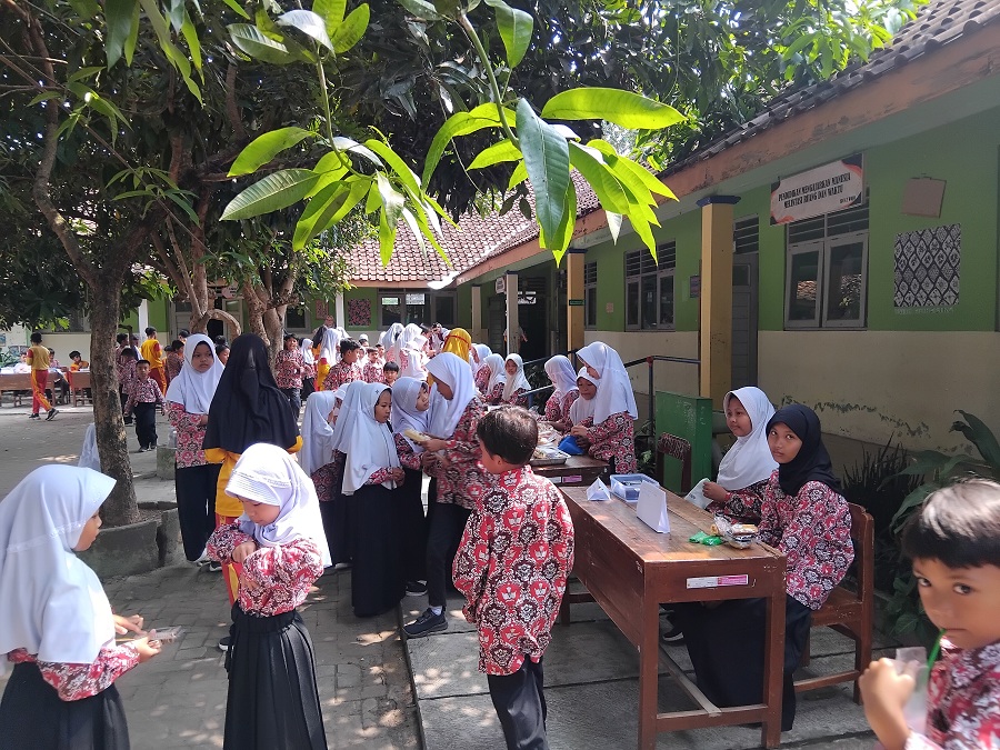 Suasana siswa SDN 2 Wojo saat berkegiatan di sekolah Jumat (26/9/2025).