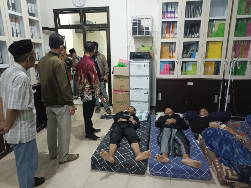 PENANGANAN MEDIS: Pelajar saat mendapat perawatan di ke Puskesmas Petanahan usai keracunan MBG Jumat (26/9) malam.