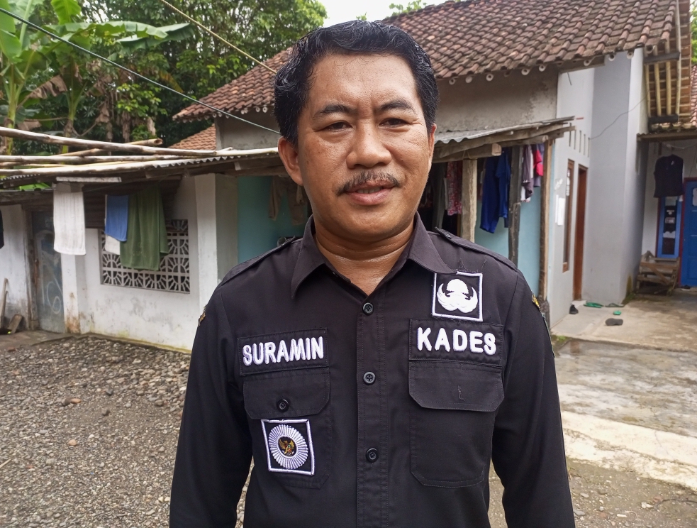 GIGIH: Suramin yang dulunya seorang preman, kini berhasil menjabat sebagai kepala Desa Gemeksekti sejak 2019.
