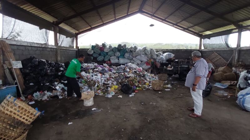 PENGOLAHAN: Sampah di TPS3R Giripeni tengah dipilah oleh petugas.