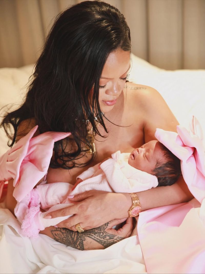 Rihanna bersama anak perempuannya, Rocki sumber: akun