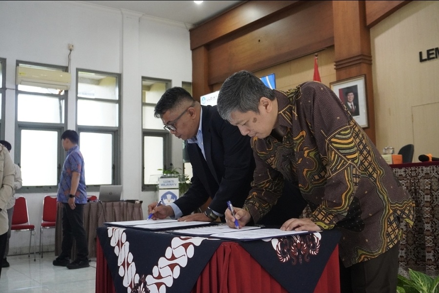 Penandatangan naskah kerja sama pembangunan zona integritas menuju WBK/WBBM di lingkungan LLDIKTI Wilayah V dan satuan kerja binaan.