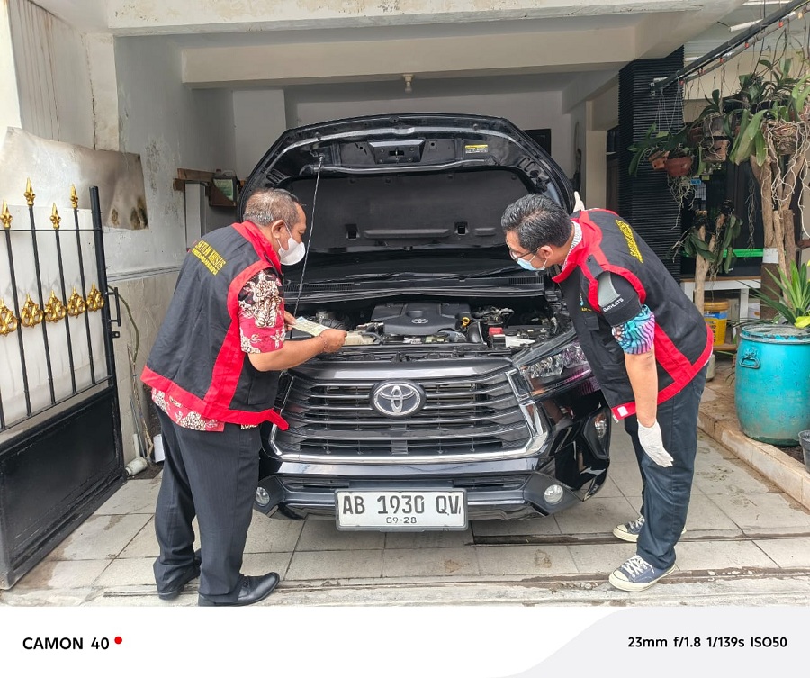 DISITA: Tim penyidik Kejati DIY saat menggeledah rumah tersangka Eka Suryo Prihantoro (ESP) di daerah Condongcatur, Depok, Sleman,&nbsp;Jumat (26/9). Penyidik pun menyita satu mobil