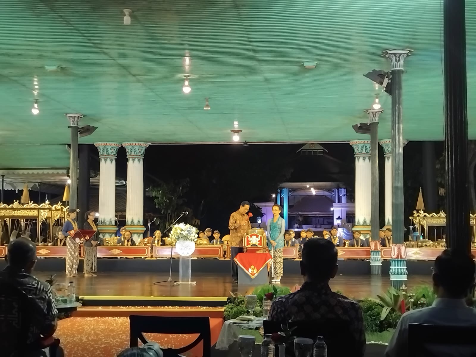 Keterangan Sri Sultan HB X dan Penghageng Kawedanan Hageng Punakawan Nitya Budaya Karaton Ngayogyakarta Hadiningrat GKR Bendara saat membuka pameran