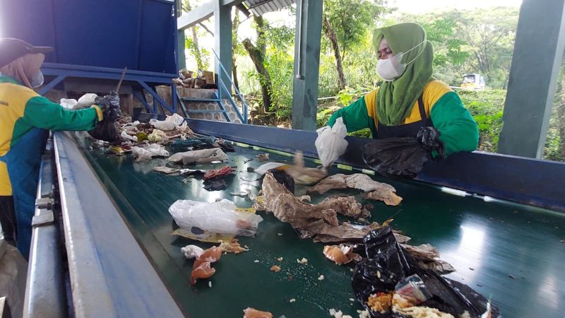 PEMILAHAN: Petugas TPA Banyuroto membedakan sampah organik dan anorganik.&nbsp;