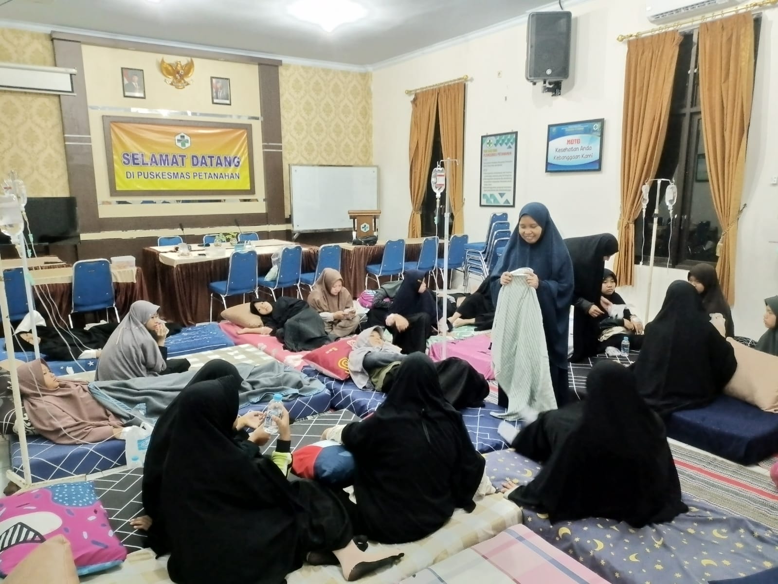 Siswa keracunan MBG saat mendapat perawatan di Puskesmas Petanahan, Kebumen Jumat (26/9).